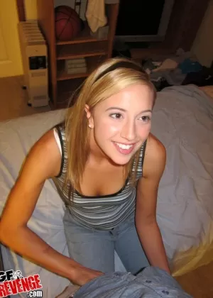 Сладко симпатичная любительница с бритой пиздой получает гвозди и сперму на лицо