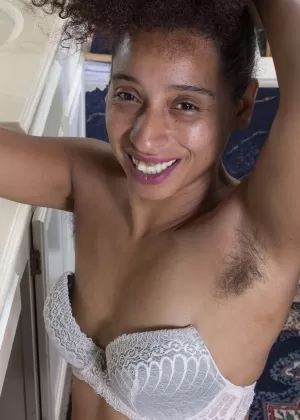 Молодая чернокожая девушка Mya Maze сосет сперму из белого члена во время минета