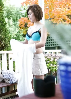 Восхитительная милфа Эмма Альба попалась на видео подглядывания, трахающегося на открытом воздухе