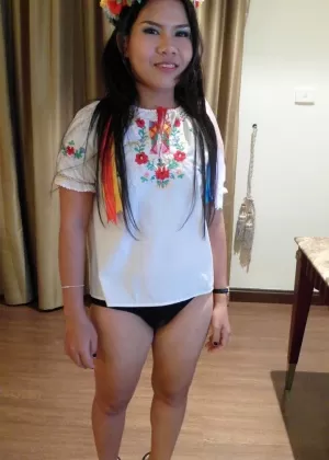 Азиатка Азиза заменяет цветы на своей голове спермой на свою киску