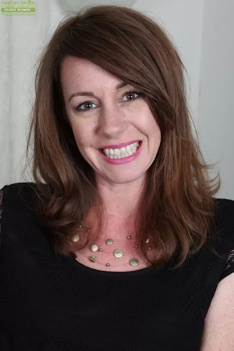 Сольная модель в возрасте Джоани Бишоп и ее маленькие отвисшие сиськи позируют обнаженной