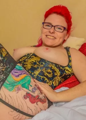 Любительская толстушки Бенита освобождает свои натуральные сиськи от лифчика на кожаном диване