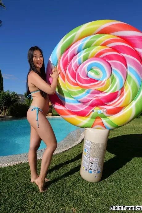 Эта натуральная японская модель в микро бикини любит позировать, и когда мы показали ей