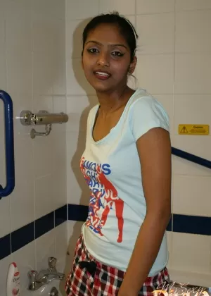 Индийская соло девушка Неха стоит совершенно голая после раздевания в спальне