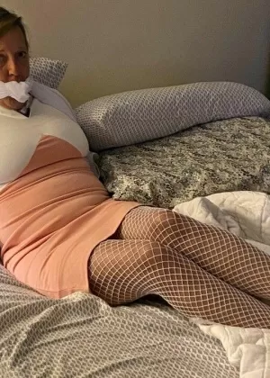 Пожилая леди грудастая Блисс занимается оральным сексом в наручниках на кровати