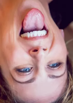 Горячая блондинка жена Чери Девиль трахается со своим мужчиной во время массажа