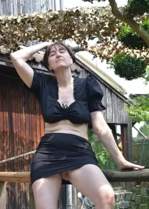 Пожилая блондинка показывает свои большие сиськи и пизду после катания на скутере