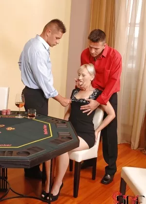 Зрелая Саманта Уайт делает минет двум парням, увлекающимся БДСМ