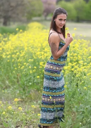 Дама средних лет с великолепными ногами соблазняет парня и сосет его член перед сексом