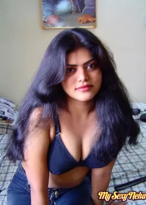 Экзотическая красавица Энджел Констанс снимает бикини на песчаном берегу у моря