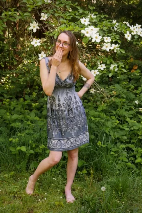 Любительская девушка Sierra Cirque мастурбирует в лесу в 1