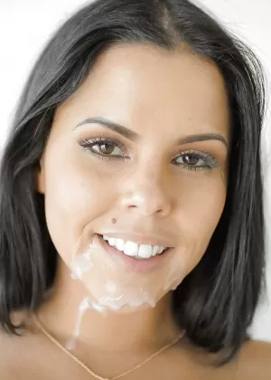 Экзотическая латиноамериканка мама Даймонд Китти вылизывает свою лысую пизду