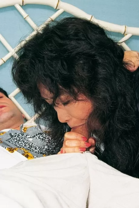 Симпатичная брюнетка в латексном корсете и чулках показывает нам свою порочную сторону