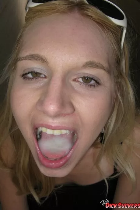 Белокурая шлюха Бекки Пурехарт щеголяет полным ртом спермы после отсоса в машине