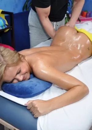 Миниатюрная азиатка трахается со своим массажистом после того, как ее натерли маслом