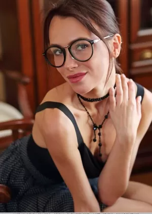 Любительская толстушка Анета Бяла высвобождает свои натуральные сиськи из лифчика в очках