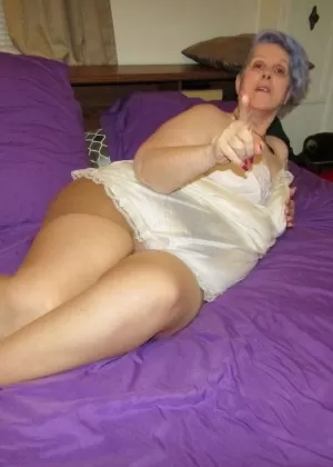 Толстая бабуля Банни Грэм работает без наручников, прежде чем отсосать член на своей кровати