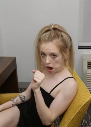 Очаровательная молоденькая Мэди Коллинз занимается сексом от первого лица в белых чулках выше колен