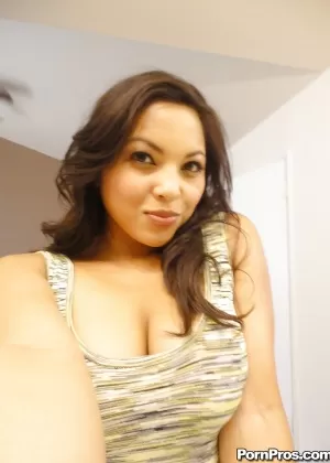 Любительские красотки позируют голышом и фотографируют себя