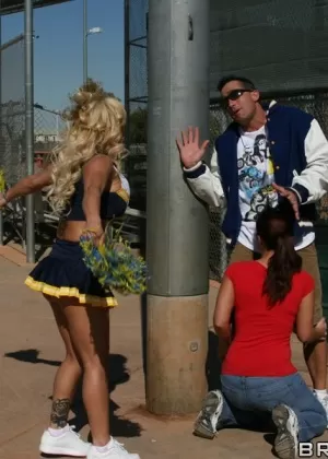 Татуированная любительница Люси Рейвенблад засовывает бутылку в свою бритую вагину