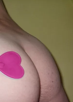 Татуированная любительница шлепает себя по голой заднице, прежде чем показать свою бритую киску