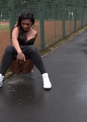 Светловолосые лесбиянки Фокси и щенок занимаются развратной игрой с мочой