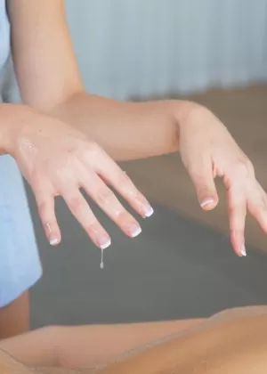 Развратные лесбиянки ублажают друг друга своими языками и пальцами