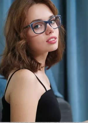 Дерзкая молоденькая Кира Блу раздевается догола на диване за бокалом вина