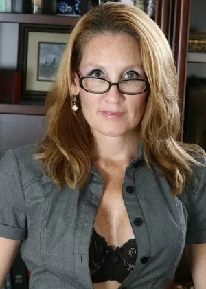 Темноволосая бизнесвумен ласкает свою киску на посадочной полосе в разорванном шланге