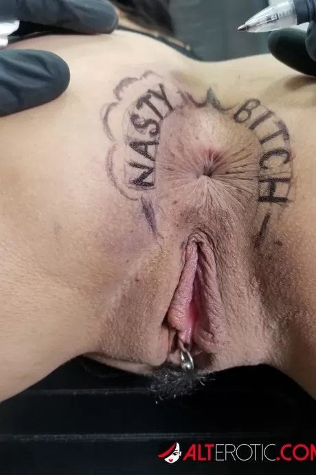 Латиноамериканка Китти Ягуар делает татуировку на заднице перед трахом