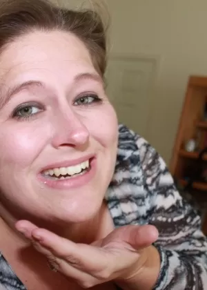 Занудная цыпочка получает свое украшенное очками лицо, покрытое обильным количеством спермы