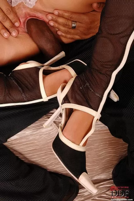 Сексуальная горничная на каблуках наслаждается межрасовым сексом и получает сперм 7