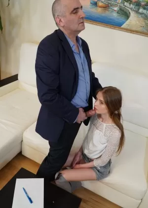 Худенькая молодая девственница Адель показывает свою задницу и трахается с похотливым толстым учителем