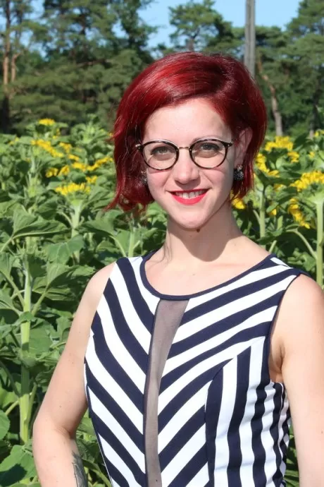 Рыжеволосая любительница занимается сексом с двумя парнями после того, как обнажилась во время путешествия а 4