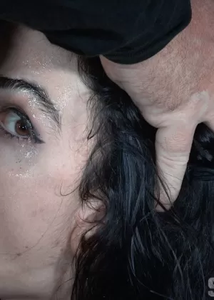 Темноволосая татуированная рабыня Лидия Блэк с крошечными сиськами с кляпом во рту и большим членом