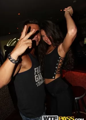 Молодая любительница Катя показывает свои ягодицы в домашней сольной съемке