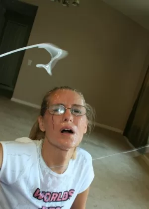 Зрелая любительница Сара Джеймс кончает на очки во время действия от первого лица