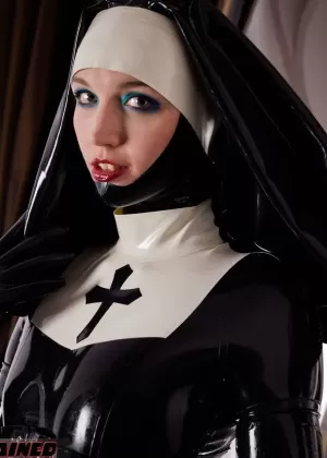 Брюнетка соло девушка Аня Кински освобождает большие сиськи от латексного платья в чулках