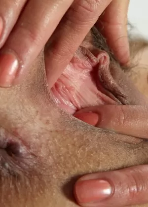 Крошечная милфа-блондинка Ники Блейд обнажает маленькие сиськи и твердые соски