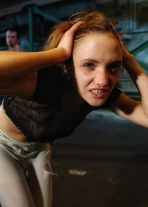 Молодую школьницу в гольфах до колен надевают на колено мамочки для порки