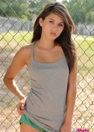 Сладкая молодая Шайла Дженнингс в шортах сверкает своими идеальными маленькими сиськами на публике