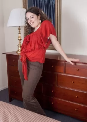 Сексуальная рыжеволосая Алексис Фэй прижимает свои гудки к стеклянной стене душа