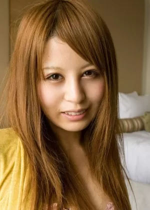 Грудастая японская молоденькая Момо целует своего парня, прежде чем он разденет ее