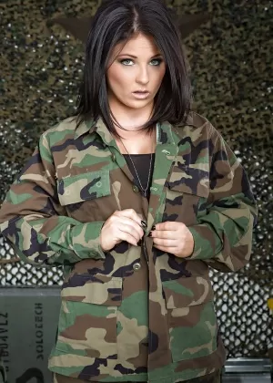 Горячие горячие девчонки хорошо проводят время с мужчинами-стриптизерами на вечеринке