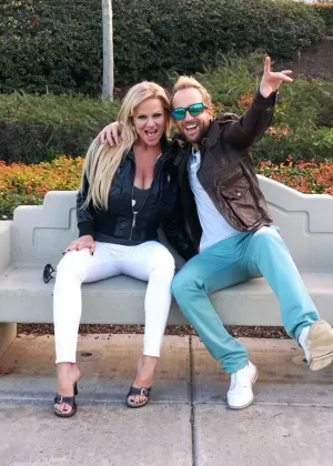 Одетая милфа Келли Мэдисон обнажает свою массивную грудь, когда возвращается домой