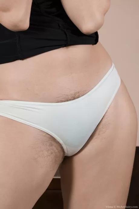 Молодая девушка-одиночка демонстрирует свою натуральную киску в дебютной позе о 3