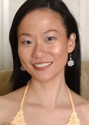 Зрелая азиатка Юкико Асаба снимает чулки для мастурбации