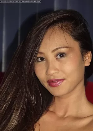 Азиатская любительница Лиза Линн пальчиком раздвигает свой подстриженный кустик после раздевания