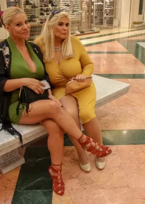 Зрелая любительская Барби шлюха раздевается на каблуках на заброшенной железнодорожной станции