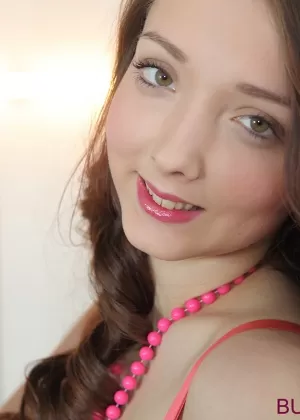 Большой сиськастый подросток Грудастая Баффи носит розовые каблуки, играя со своей вагиной